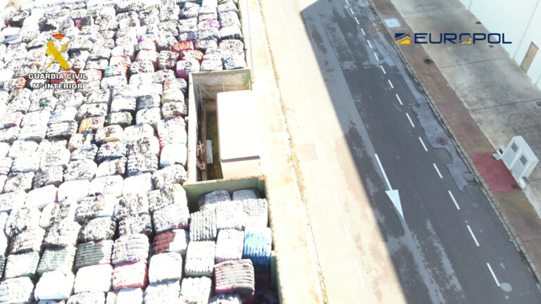 España lidera la mayor redada global contra el tráfico de residuos: 127.149 toneladas incautadas y 337 detenidos