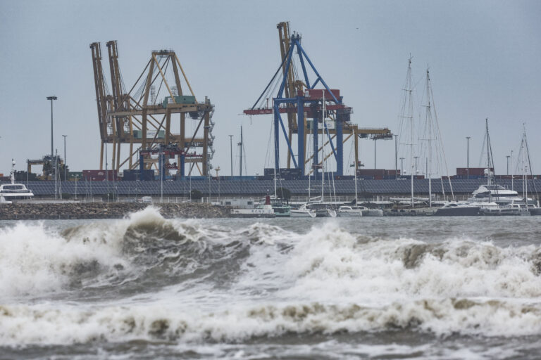 El Puerto de Valencia cierra el tráfico marítimo por rachas de viento