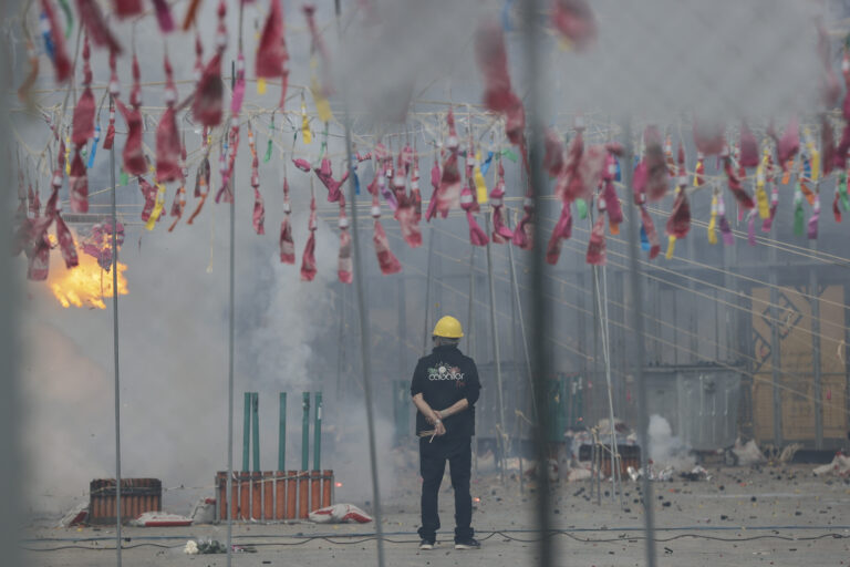 Una atronadora mascletà da comienzo en València a 19 días de Fallas
