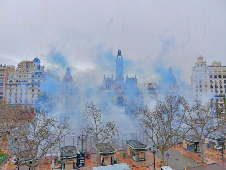 Emotiva sexta mascletà ‘in memoriam’ bajo la lluvia en València