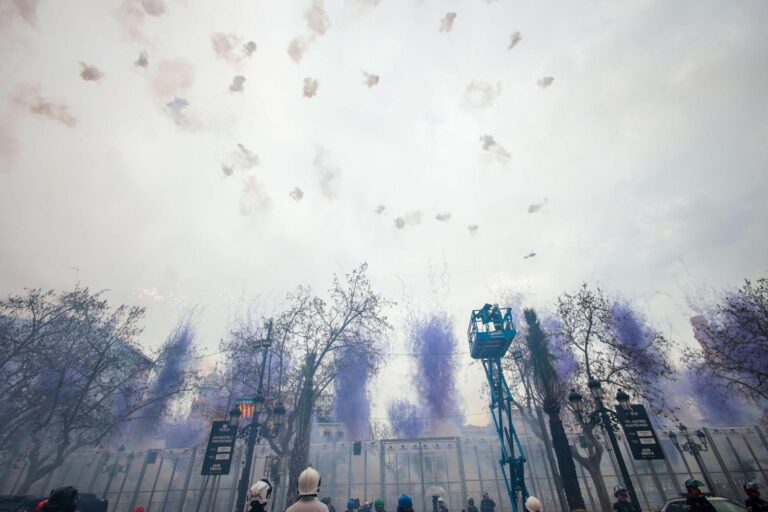 Los colores blanco y morado protagonizan la mascletà del 8M en las Fallas de València
