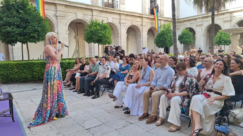 Acto institucional del Día del Orgullo con representantes de la Delegación de Gobierno