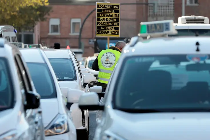 Taxista valenciano aguarda entre vehículos durante una concentración del sector del taxi