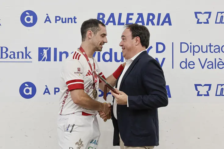 Fran Pérez Llorca entrega un trofeo a Marc Giner en el Trinquet Pelai de València