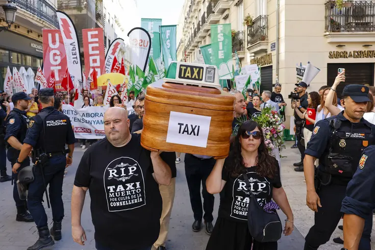 Taxistas se concentran ante Les Corts con ropa negra en protesta