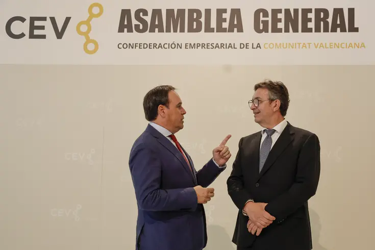 Juanfran Pérez Llorca y Vicente Lafuente durante la clausura de la asamblea de la CEV