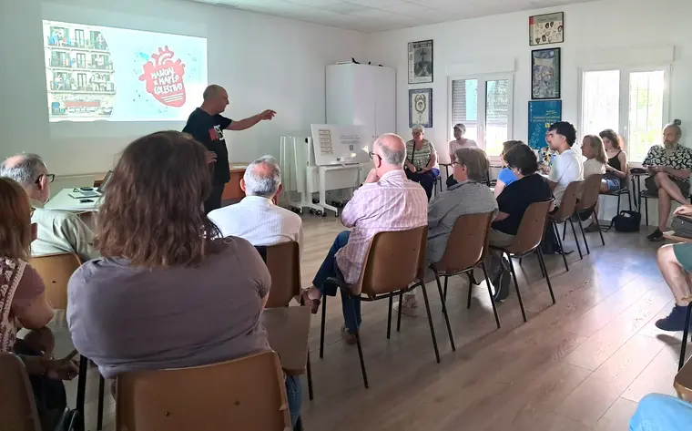 Participantes en un taller de la FAAVV para promover mapas de viviendas turísticas en los barrios