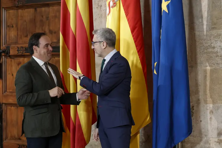 El president Juanfran Pérez Llorca con el ministro de Hacienda, Arcadi España, en una reunión institucional.