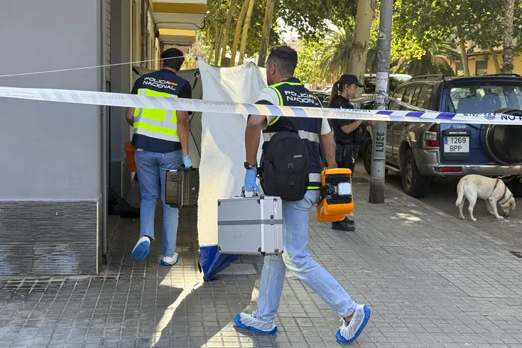 Agentes de la Policía Nacional registran una clínica en el distrito de Tránsitos de València tras un crimen