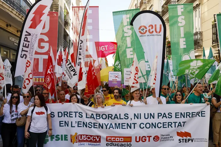 Profesores concentrados ante Les Corts Valencianes durante una jornada de huelga en enseñanza concertada