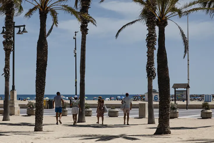 Playa de Valencia con arena y mar