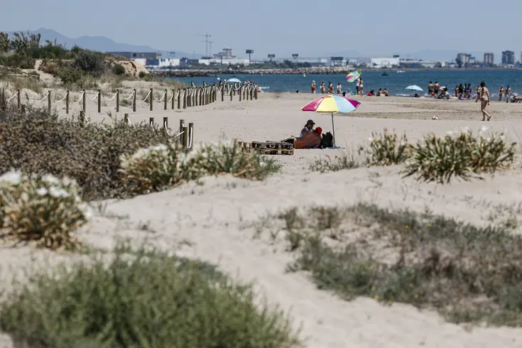 Bañistas en las playas de La Malvarrosa y El Cabanyal, en València