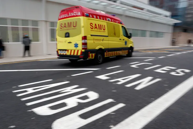 Ambulancia llegando al Hospital Clínico de València
