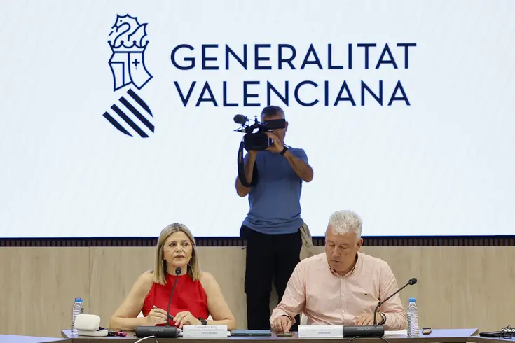 Carmen Ortí y Daniel McEvoy antes de una reunión con sindicatos de docentes