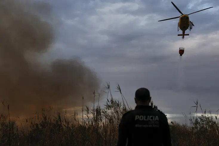 Medios aéreos y terrestres en un incendio forestal