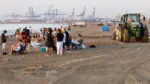 Cientos de personas en la playa de la Malvarrosa a primera hora