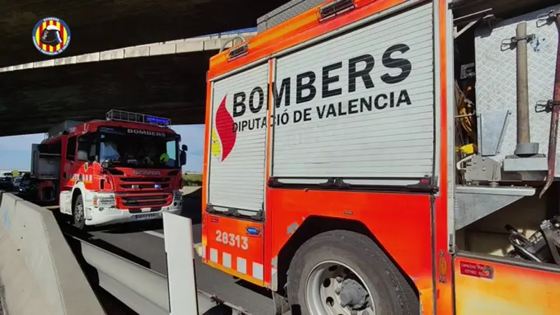 Bomberos del Consorcio Provincial de Valencia trabajan apagando un incendio de vegetación en Segart.