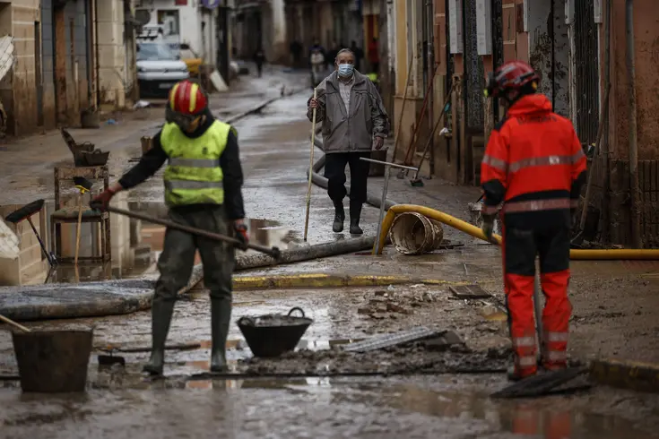 Bomberos y miembros de la UME trabajan en el desatasco del alcantarillado de Paiporta