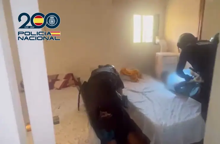 Agentes de la Policía Nacional junto a un vehículo, en una operación contra una red de prostitución