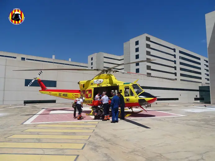 Bomberos atienden y trasladan a un motorista herido tras un accidente de tráfico en Cortes de Pallás.