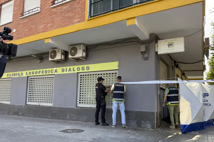 Agentes de la Policía registran la clínica en València tras una detención
