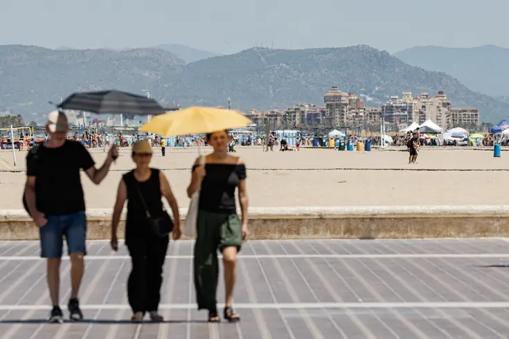 Bañistas en la playa de La Malvarrosa y El Cabanyal con el cielo despejado