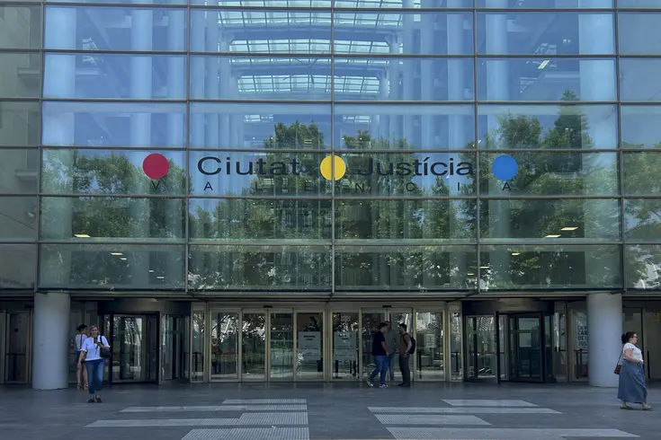 Fachada de la Ciudad de la Justicia de València
