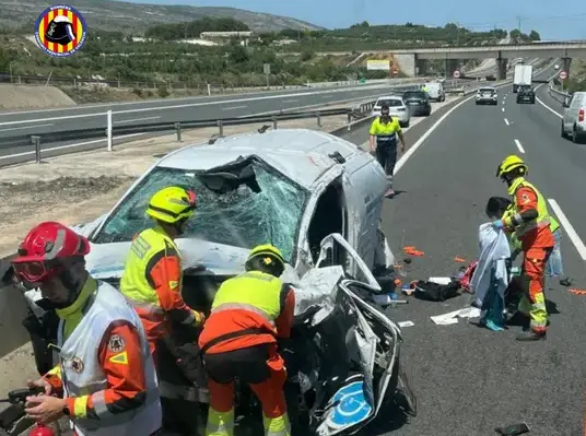 Escena de un accidente de tráfico en la A-35, a la altura de Moixent (Valencia).