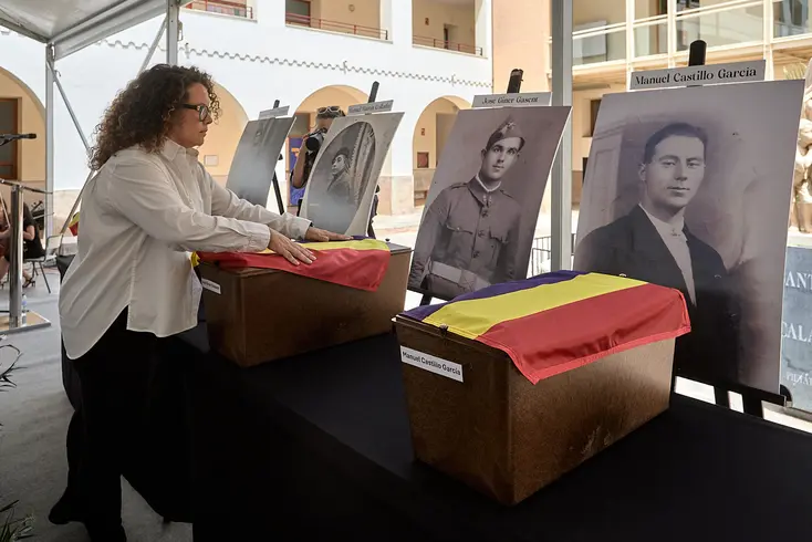 Acto cívico en Gandía con la entrega de restos a familiares de las víctimas del franquismo