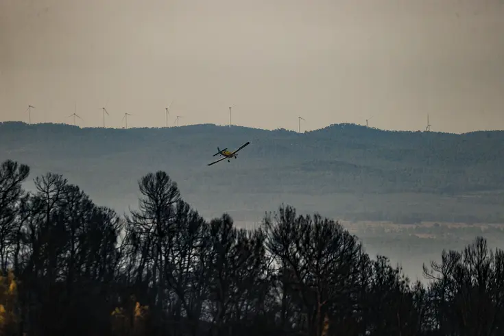 Medio aéreo sobre un incendio forestal en Serra, Valencia, durante labores de extinción