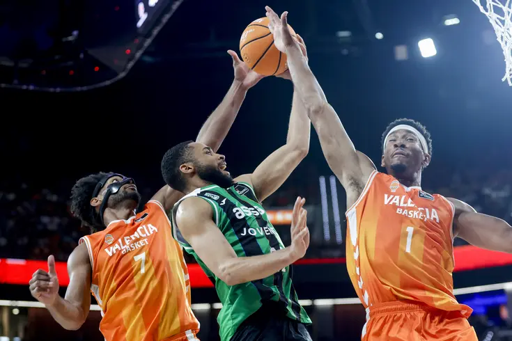 Cameron Hunt intenta superar a Kameron Taylor y Braxton Key durante un partido de playoff.