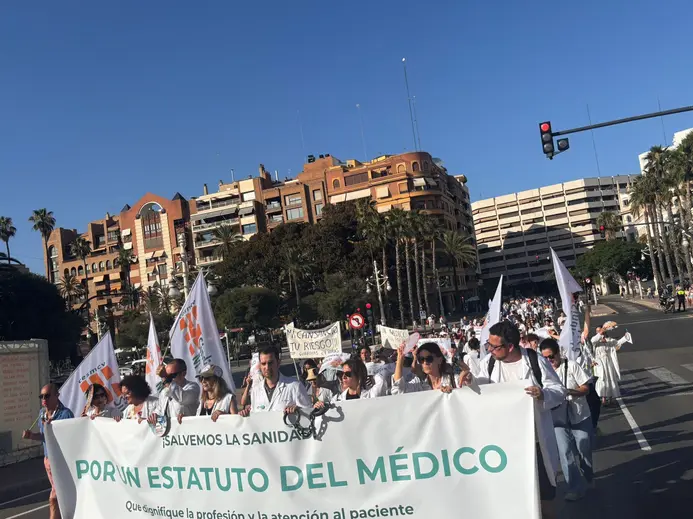 Cabecera de una manifestación de médicos en València en defensa de la sanidad pública