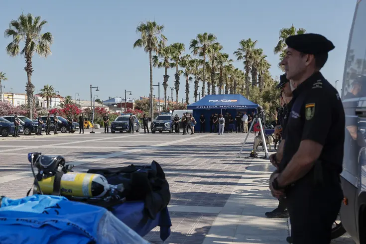 Agente de la Policía Nacional durante la presentación de la Operación Verano 2026 en una zona turística de València