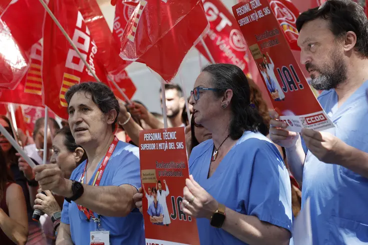 Manifestantes con pancartas frente al Hospital Clínico de València en una concentración sindical