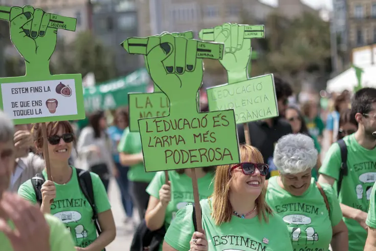 Vista general de una manifestación con profesorado y alumnado ante Les Corts