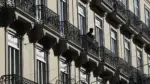 Persona tomando un café desde el balcón de una vivienda en València