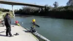 Bomberos y especialistas del GERA participan en una búsqueda en un río