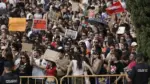 Personas al final de una manifestación por la vivienda en València
