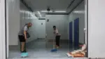 Vecinos retiran agua de trasteros tras fuertes lluvias en Gandia.