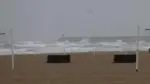 Olas golpean el espigón del puerto de Gandía durante una tormenta
