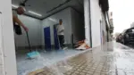 Vecinos retiran agua de trasteros tras las fuertes lluvias en Gandia.